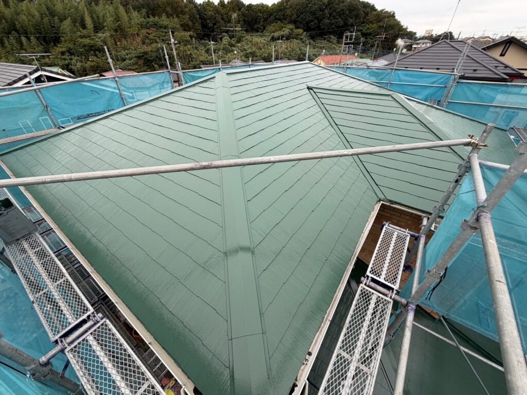 屋根中塗り（大屋根、完了）<br />
※下塗りがしっかりと効いていますので、中塗りの時点で艶がすごいです。